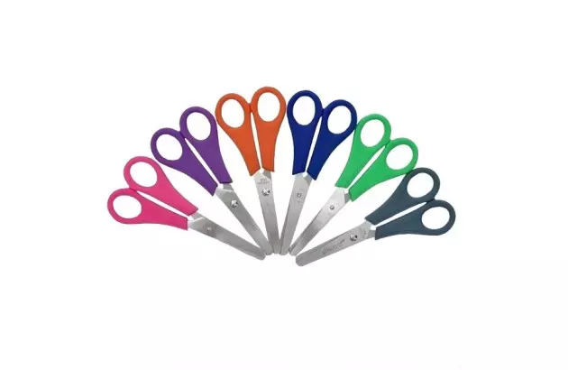 TESOURA ESCOLAR SEM PONTA 13CM PLUS CORES SORTIDAS REF 4500 – LEO & LEO